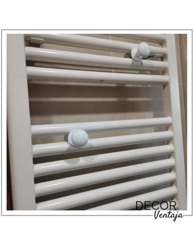 Perchas de botón para colocar en un radiador toallero. Color BLANCO. Ambiente baño