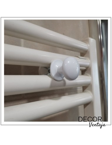 Perchas de botón para colocar en un radiador toallero. Color BLANCO. Ambiente detalle